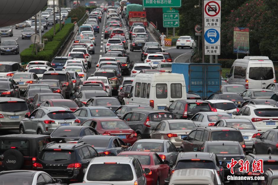 上海迎长假返程高峰 入沪车流堵成"一锅粥"