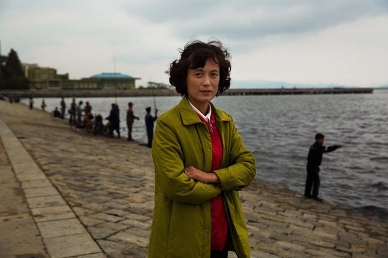 米哈埃拉发现这些朝鲜女性都很乐意被拍照.