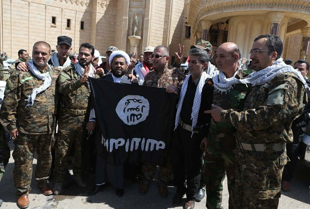 黑色旗帜合影,导致路过的司机误以为他们是is恐怖分子在从事不法行为