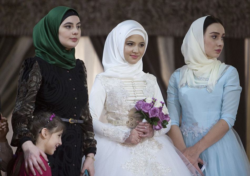 实拍车臣新人婚礼:新娘不许切蛋糕