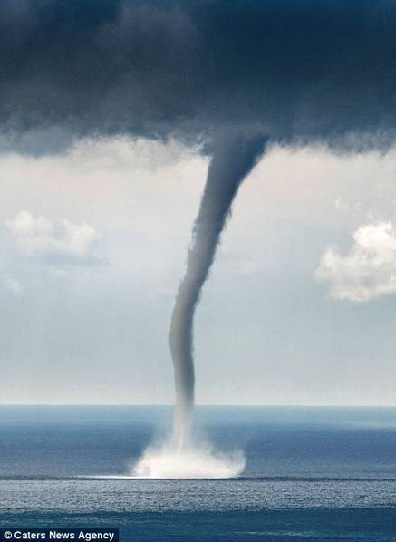 新闻 国际新闻   10月20日外媒报道,意大利热那亚,龙卷风在海面生成