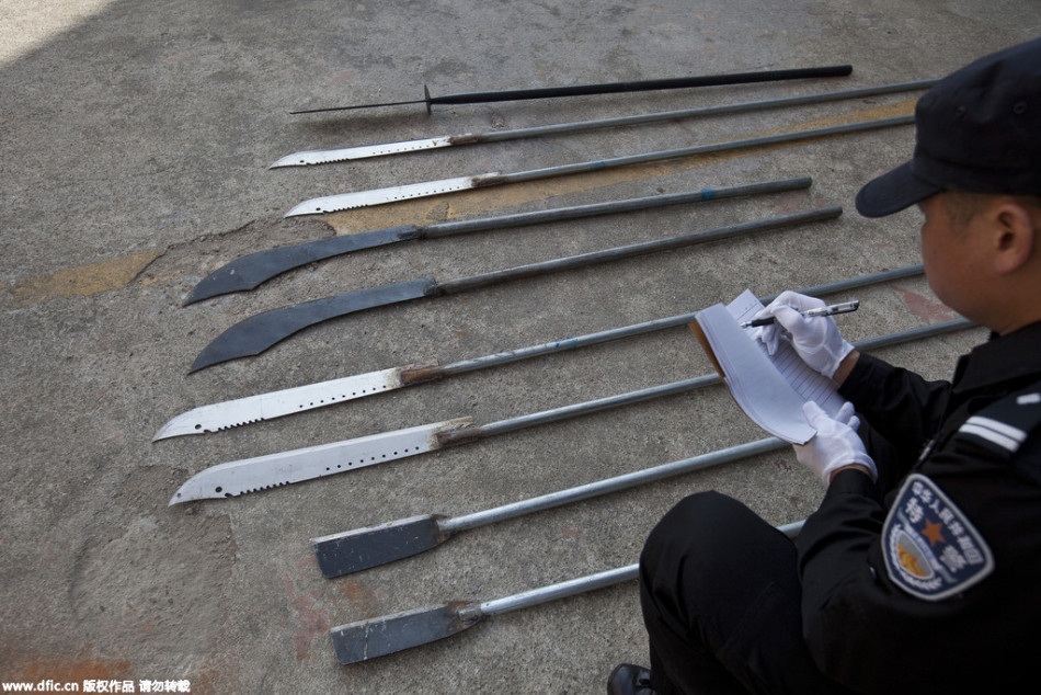 其中5把刀身宽约10公分,刀背呈锯齿状,刀柄用钢管焊接