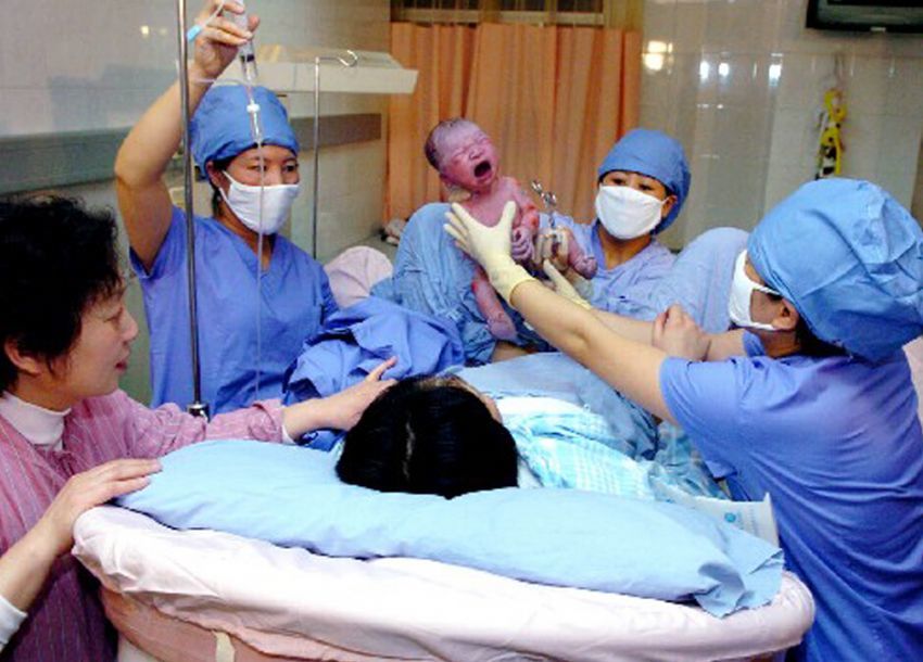 3660克,身长52公分的男婴在北京妇产医院诞生,至此,中国人口已达13亿