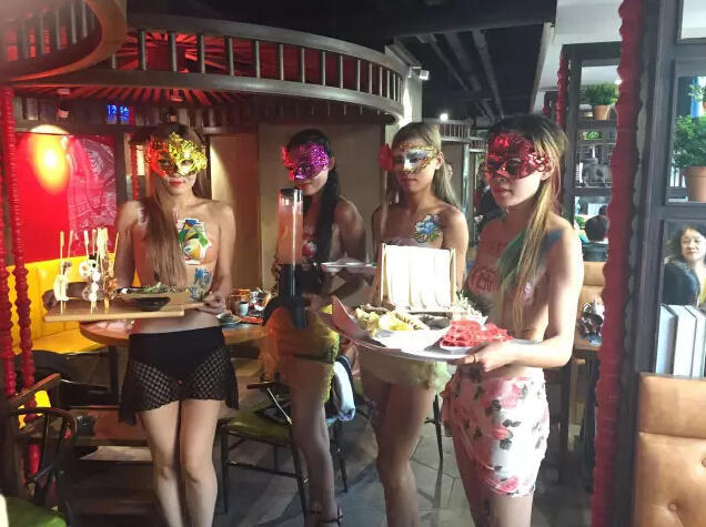 饭店女服务员半裸上餐 下身穿比基尼