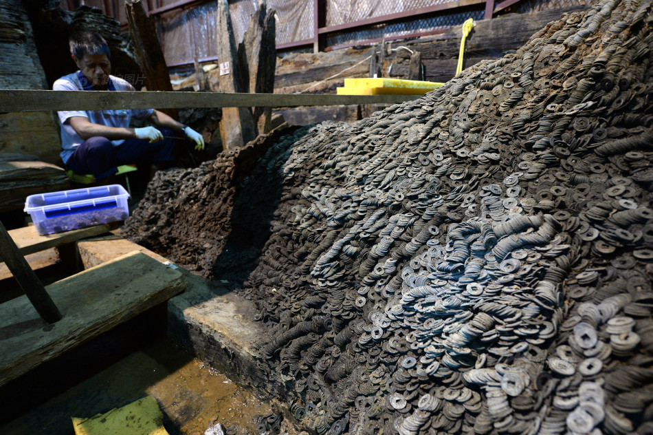 2000年前西汉古墓出土10余吨铜钱 (4/10)