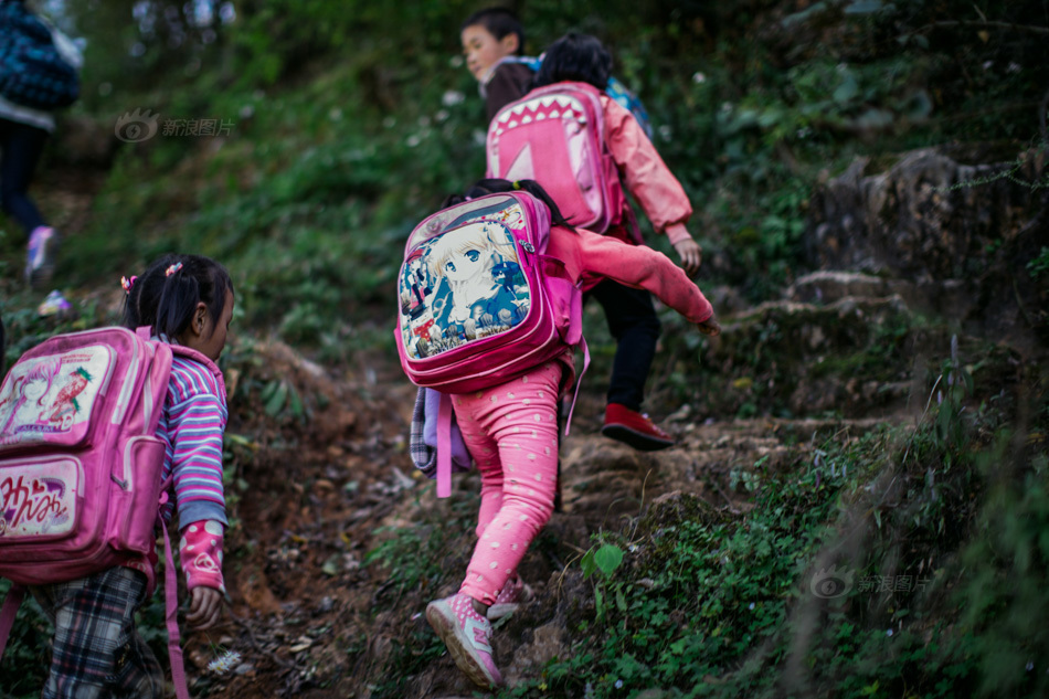 即便如此,孩子摔伤还是免不了发生,也幸亏山里的孩子950_633