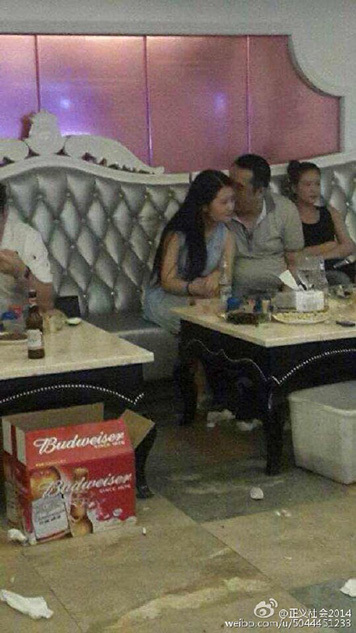 网曝福建法官ktv叫小姐 搂抱亲吻陪酒女_高清图集_新浪网