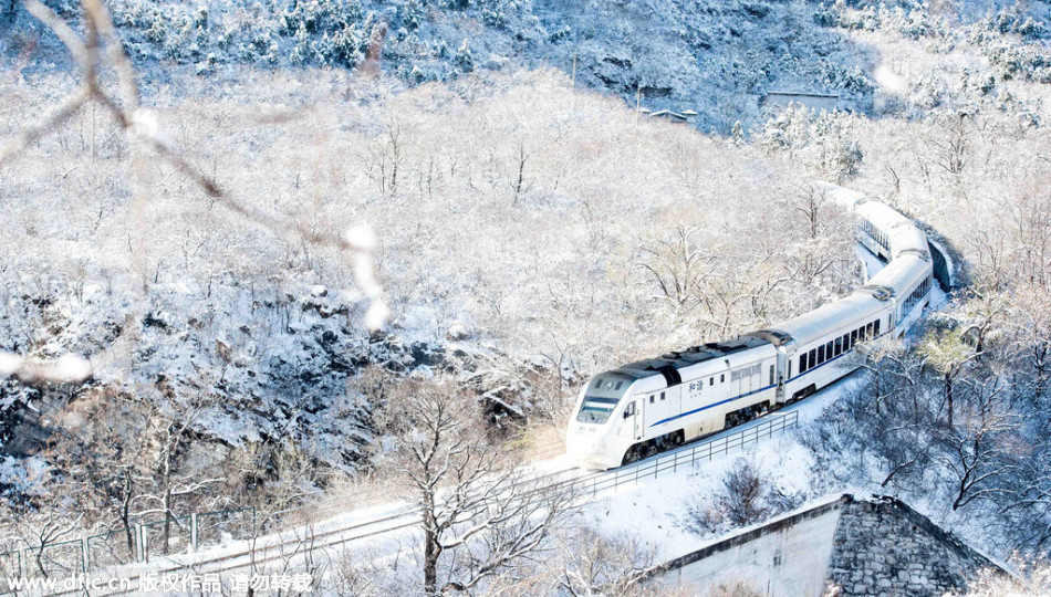 "雪国列车"穿越居庸关美如"银蛇"