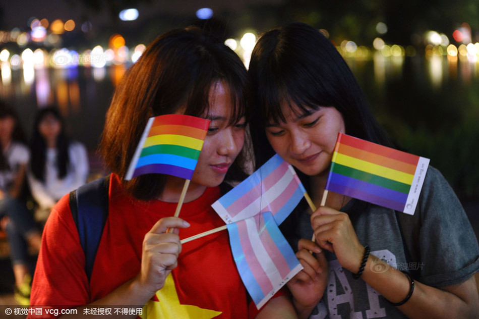 【越南变性人街头欢庆合法化 称变性自豪(. 来自记者微博 - 微博