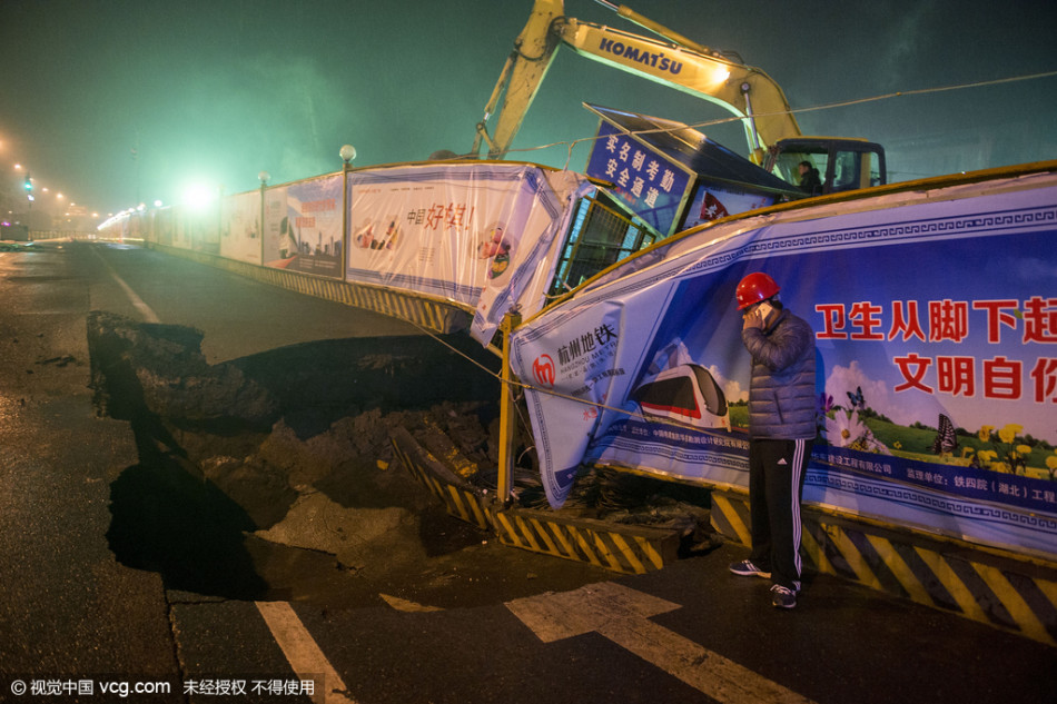 杭州地铁水澄桥站路面坍塌_高清图集_新浪网