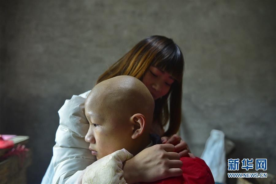 "奖状姐姐"辍学带重病弟弟四处寻医