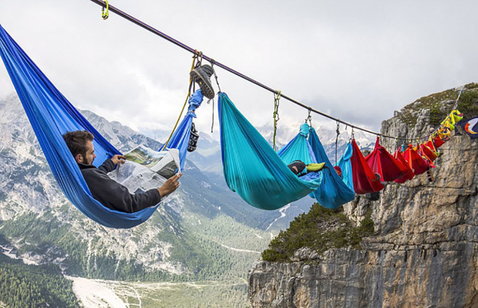 冒险爱好者峡谷高空吊床休息 围观者吓尿