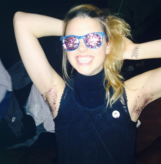 圣诞节前新时尚 闪亮腋毛席卷网络