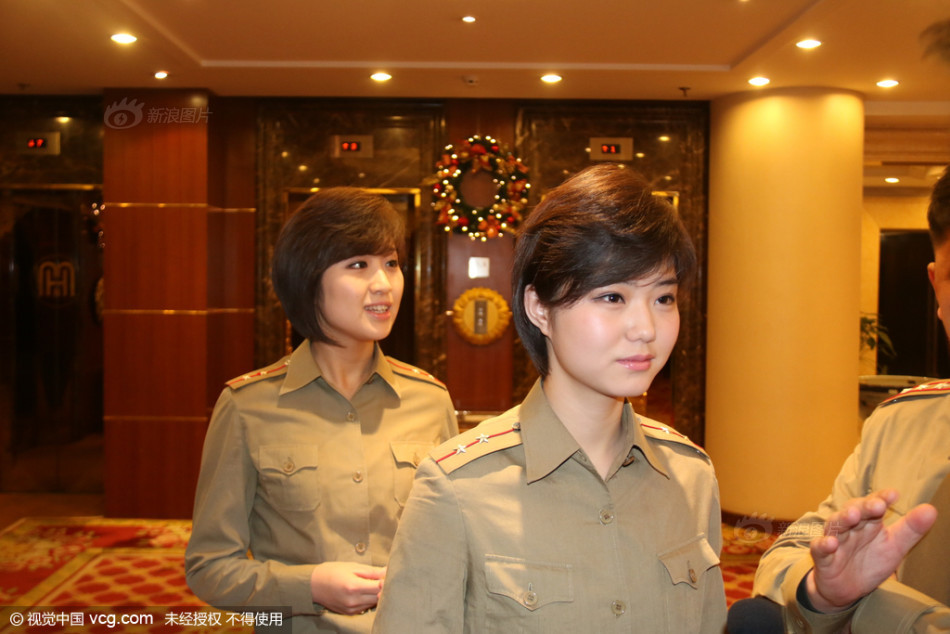 朝鲜牡丹峰乐团抵京后进行自助会餐_高清图集_新浪网