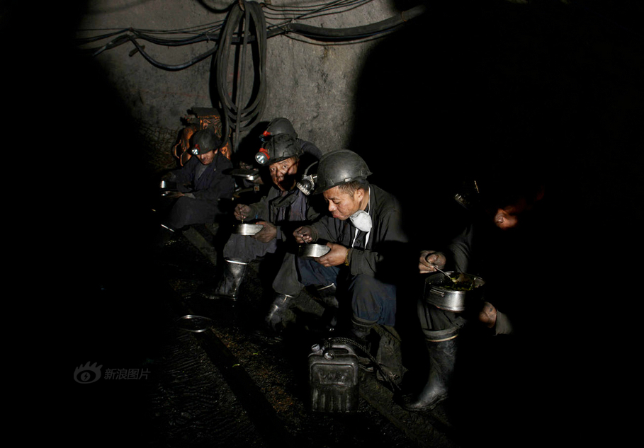 湖南煤矿矿工晒工资单人均月入千元