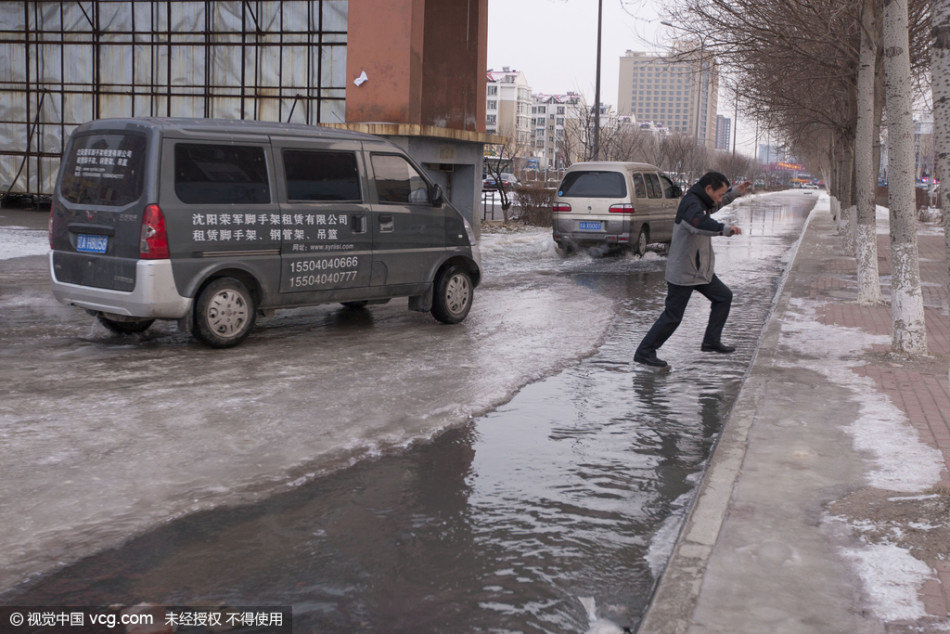 长春一道路积水结冰 一天陷住近20辆车