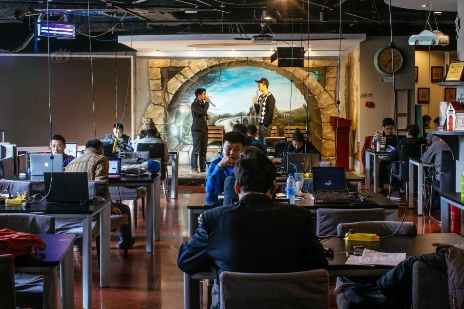 12月初,车库咖啡主持了一场创业对话,一名创业者上台介绍自己的项目与