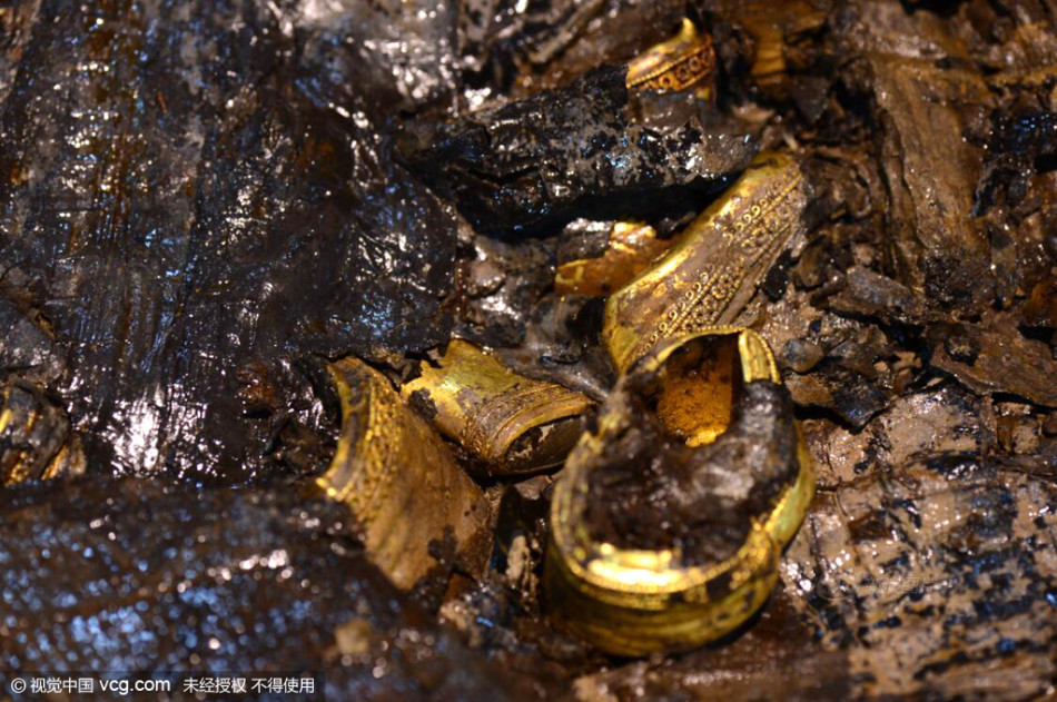 海昏侯墓主棺外棺盖揭开 现大量黄金玉器