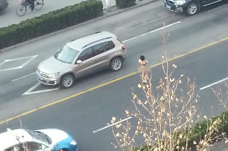 山东烟台马路上女子"飞翔"裸奔