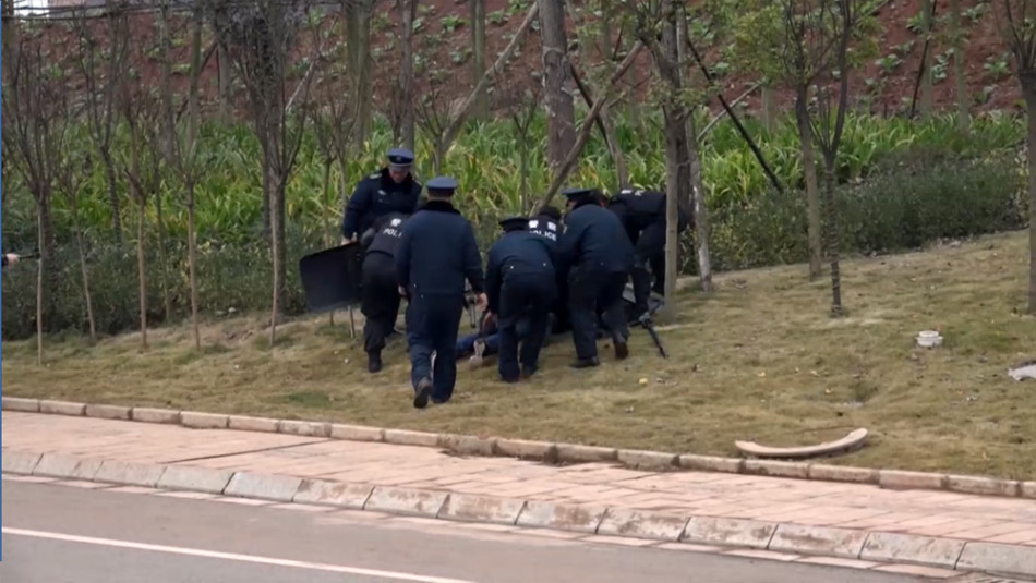 警察抓小偷 航拍器全程"实况转播"