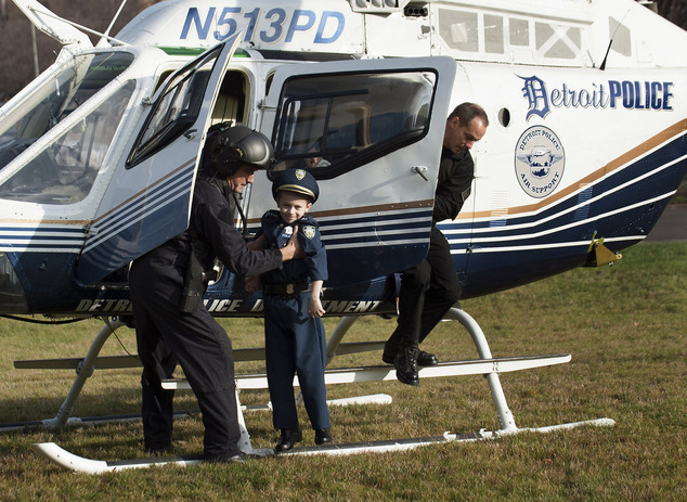 随后,小卡特乘坐直升飞机到警局总部观摩了父亲工作时用的手铐