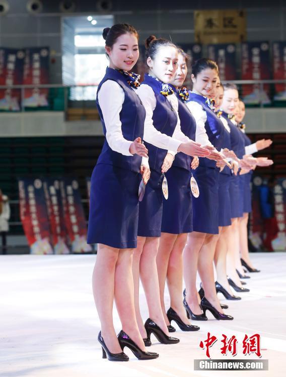 为了梦想 青岛女孩脱下军装考空姐