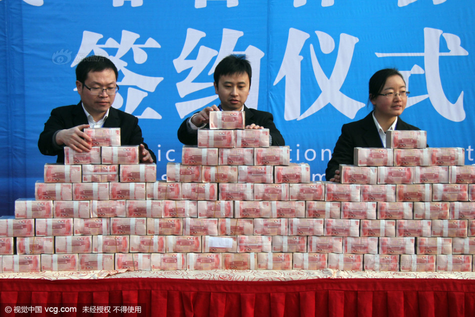 开发商摆2000万发工资人民币堆成山