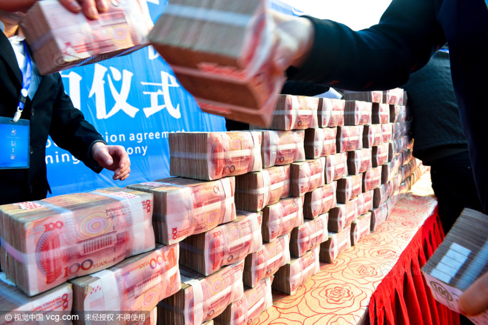 开发商摆2000万发工资 人民币堆成山