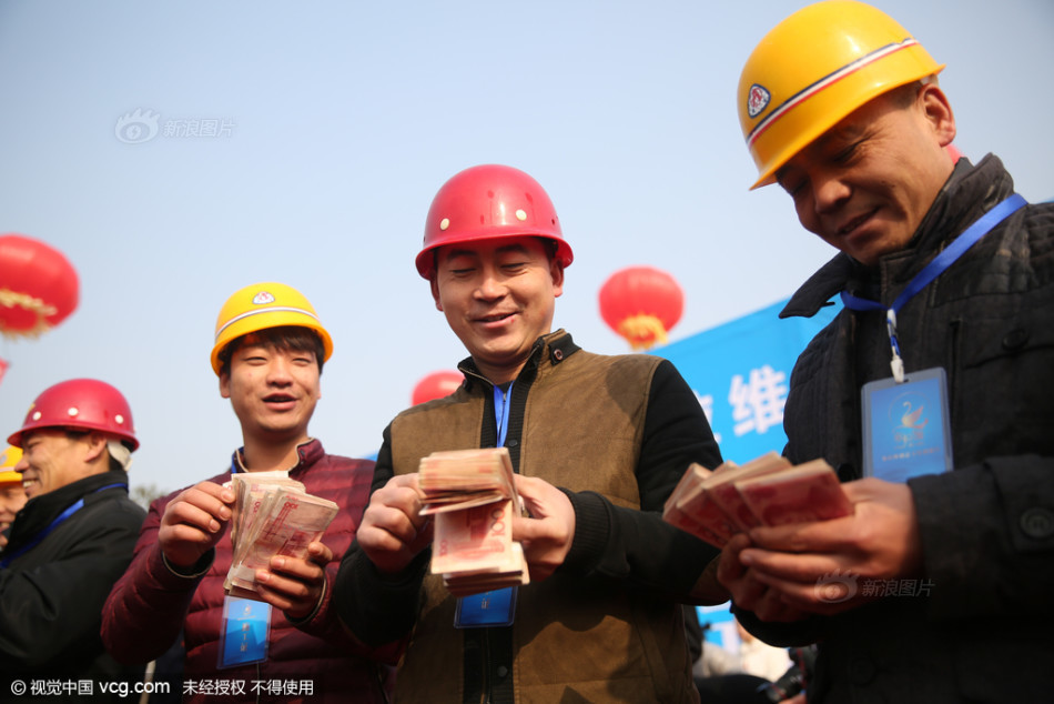 开发商摆2000万发工资 人民币堆成山