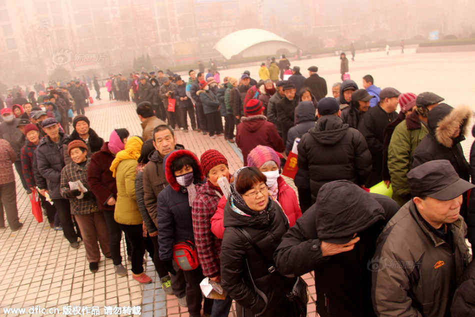 1 / 4 2016年1月10日,山东聊城市人民广场,某商家进行商品促销活动