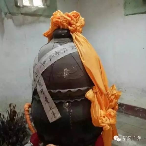 老和尚坐缸3年肉身不腐 开缸塑金身