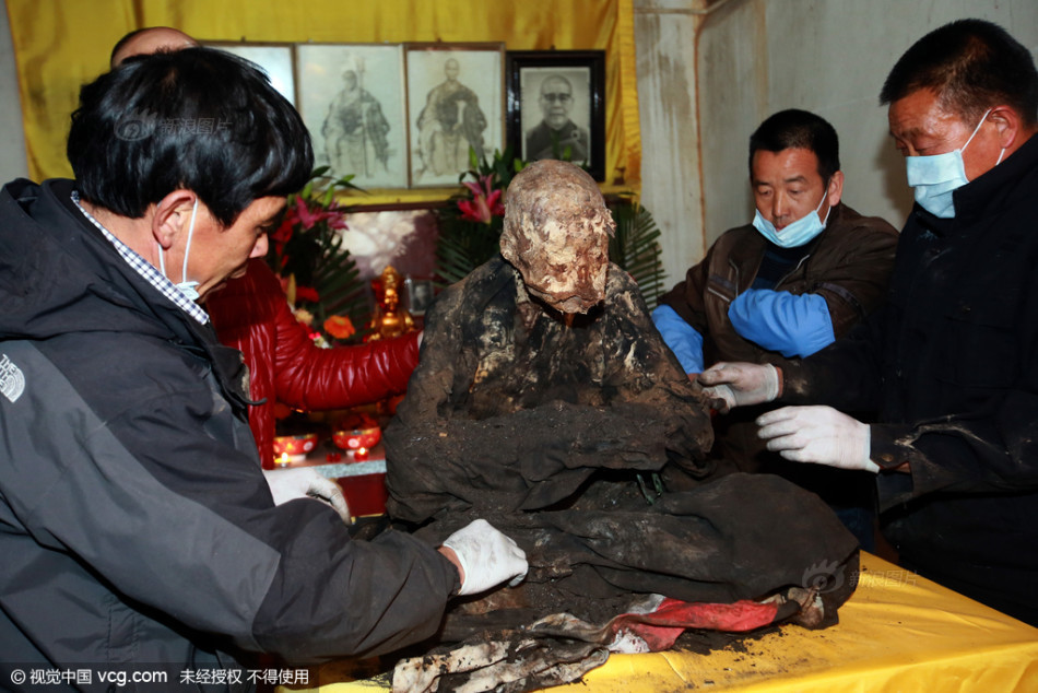 老和尚坐缸3年肉身不腐 寺庙将塑金身