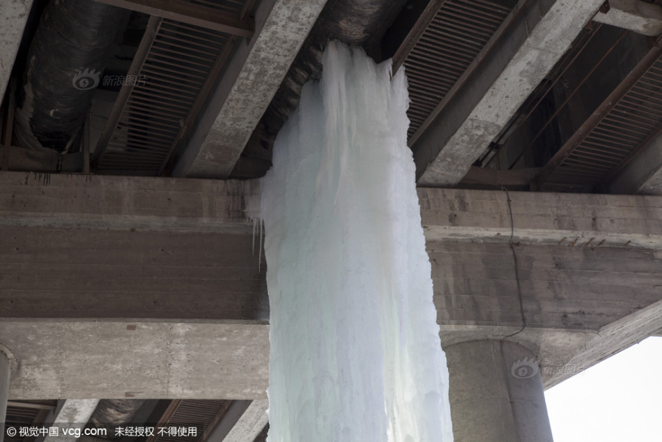 吉林一江桥长出"擎天冰柱"