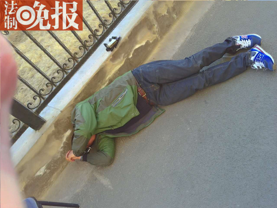 两男子疑偷盗时从4楼摔下