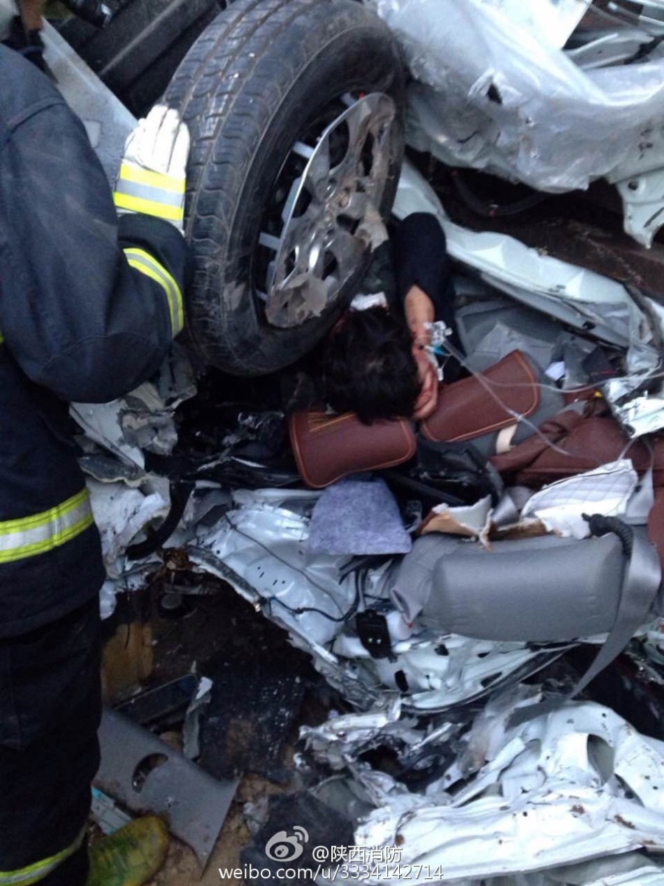 西安一轿车与火车相撞 轿车扭曲变形