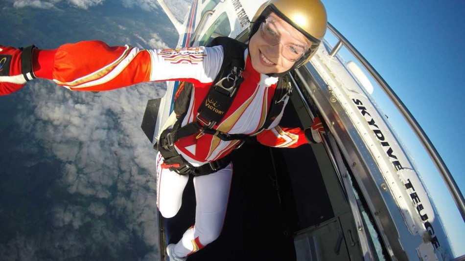 19岁女孩成"空中舞者" 高难度跳伞