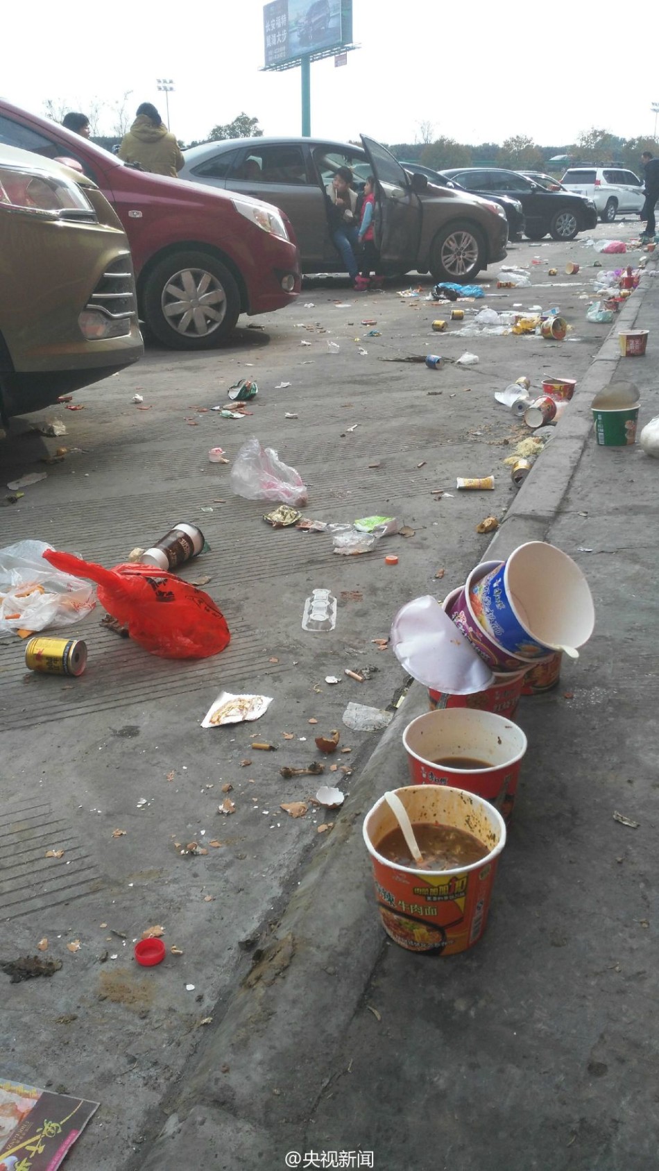 旅客随手丢弃的果皮,易拉罐,塑料瓶等,已将服务区变成一个垃圾场