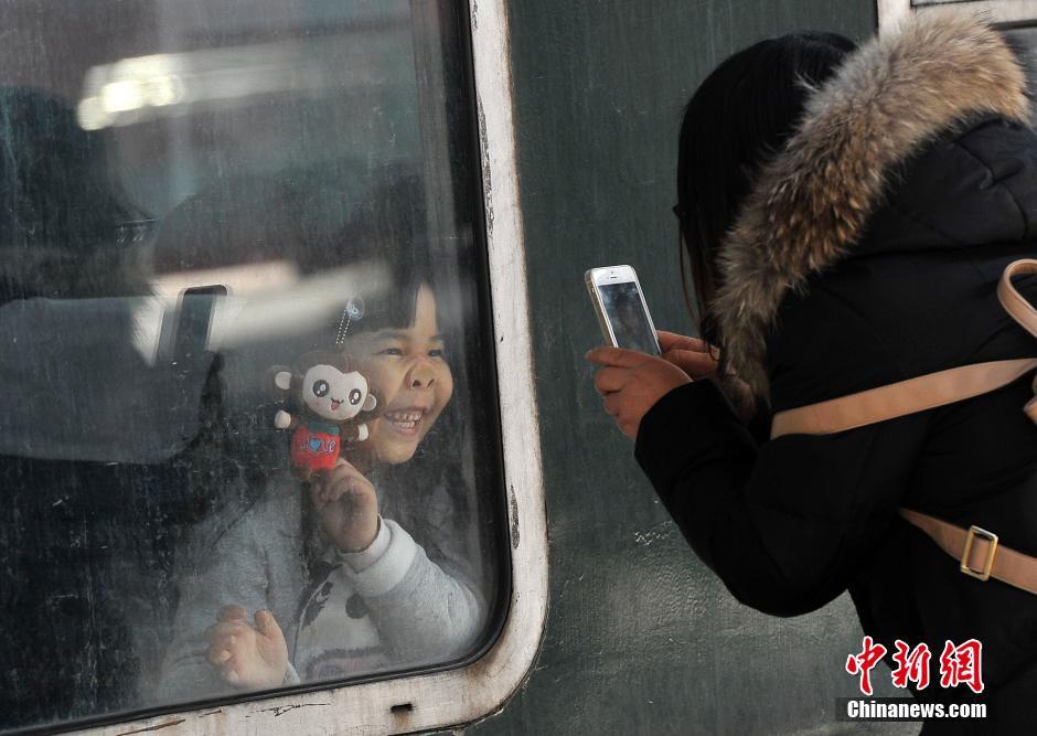 春运车站母亲送别女儿离别前双双落泪