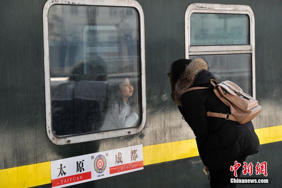 春运车站母亲送别女儿 离别前双双落泪