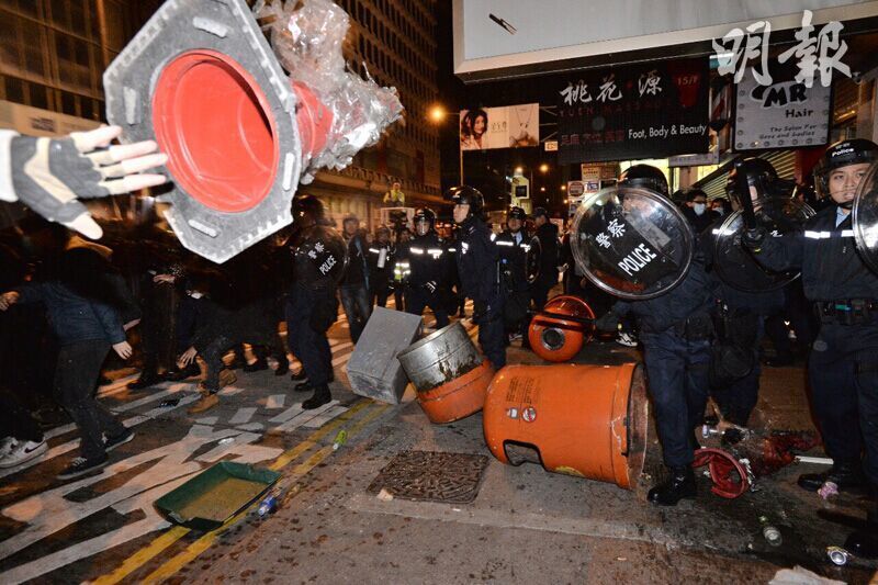 香港旺角街头骚乱现场 数百名暴徒袭警