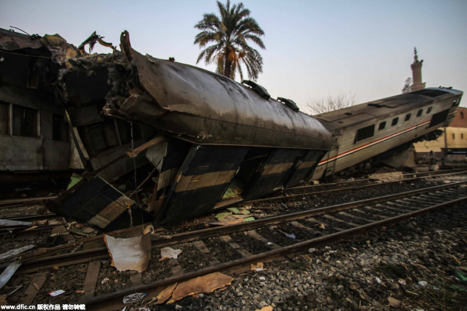 埃及一列火车撞上防护栏 致73人受伤