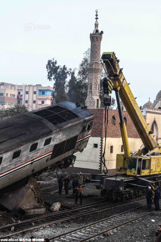 埃及一列火车撞上防护栏 致73人受伤