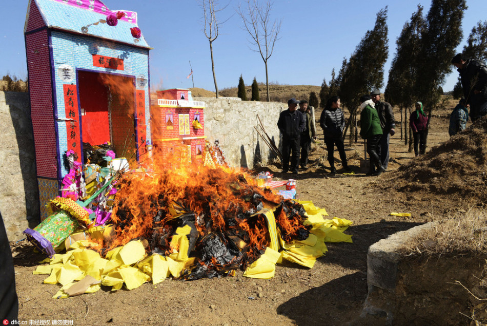 山东日照:66岁村民自办 "活人出殡"