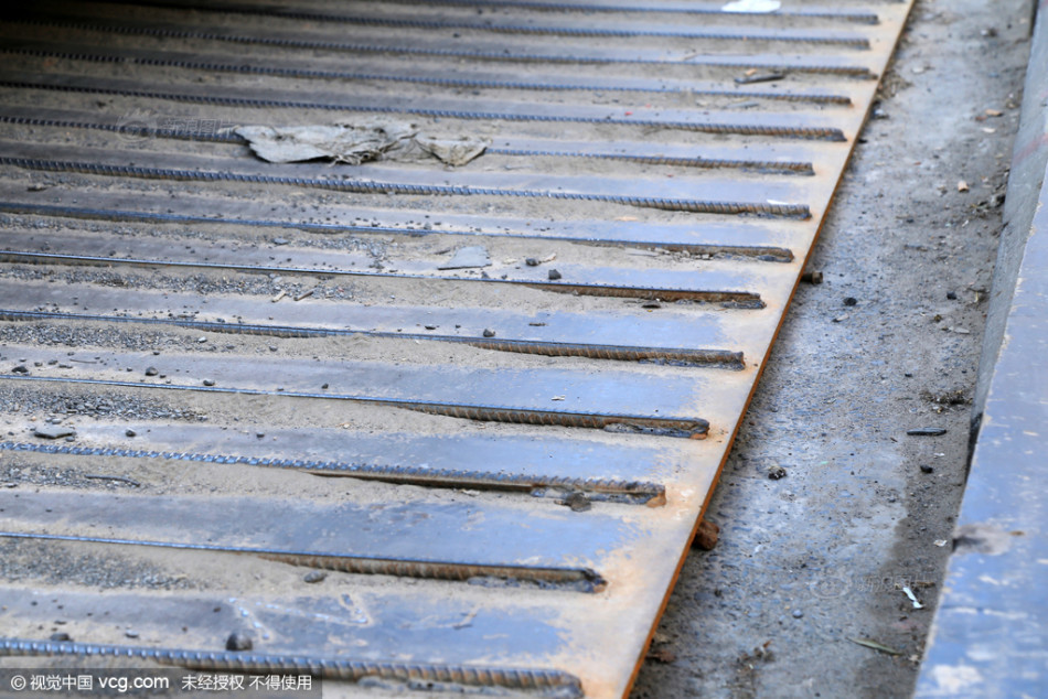 郑州现"搓衣板路" 市民苦称颠得屁股疼