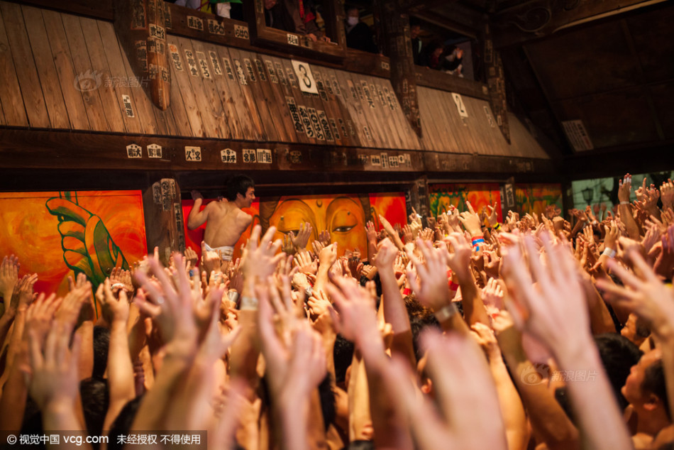 日本"裸体祭" 9千人裸身肉搏争抢神木