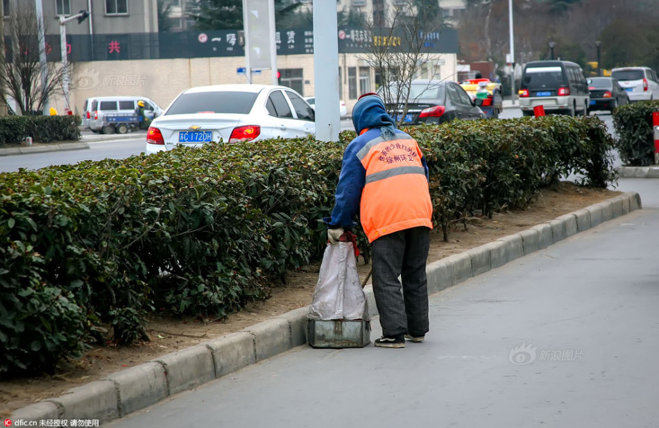 环卫工老奶奶工作后坐睡 网友呼吁多体谅