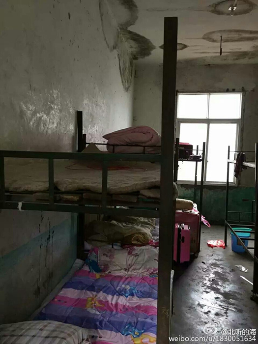 侄女去祁东县洪桥镇第二中学入学时,发现侄女所住的学生宿舍潮湿破落