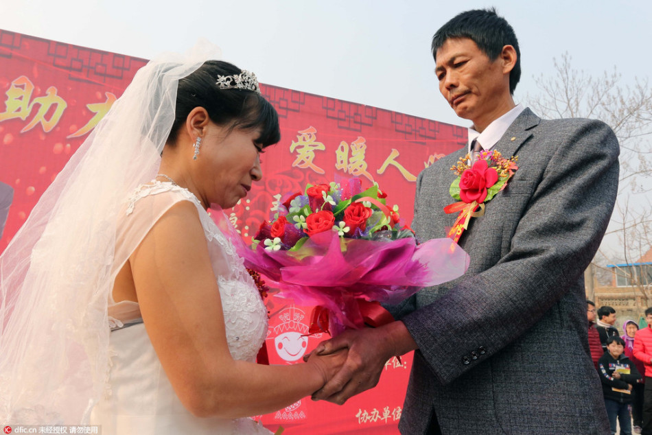 白血病儿子为单身妈妈办婚礼 泪洒现场