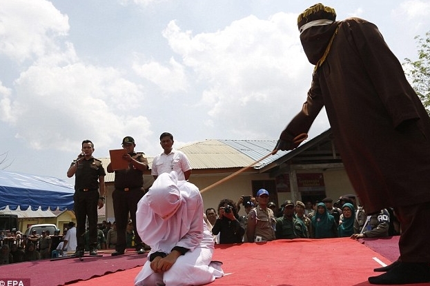 少女被当众执行鞭刑