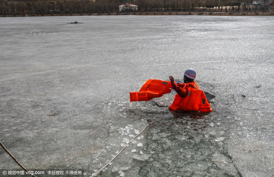 男童玩耍失足落水 消防员扎入冰中救人_高清图集_新浪网